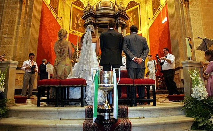 La caótica boda de Joaquín Sánchez y Susana Saborido: escoltados por la policía, multitud de curiosos y la Copa del Rey como protagonista La caótica boda de Joaquín Sánchez y Susana Saborido: escoltados por la policía, multitud de curiosos y la Copa del Rey como protagonista