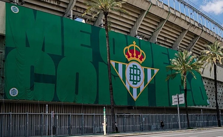 El Betis coloca una lona gigante para el derbi: «Me quedo contigo» El Betis coloca una lona gigante para el derbi: «Me quedo contigo»