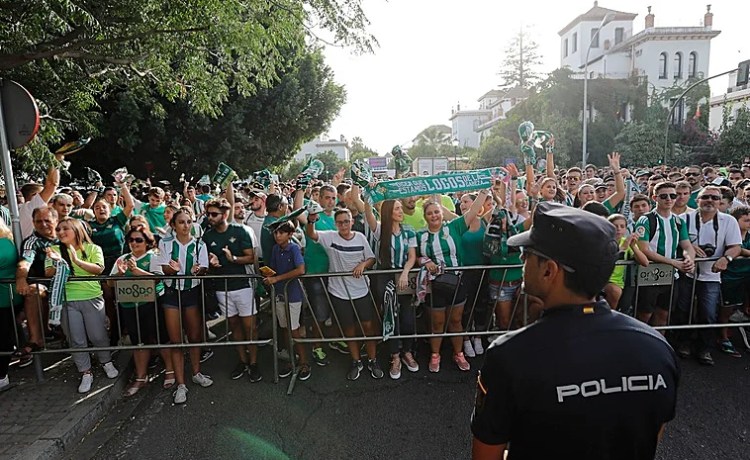La afición del Betis pide poder organizar un «recibimiento digno» al equipo antes del derbi La afición del Betis pide poder organizar un «recibimiento digno» al equipo antes del derbi