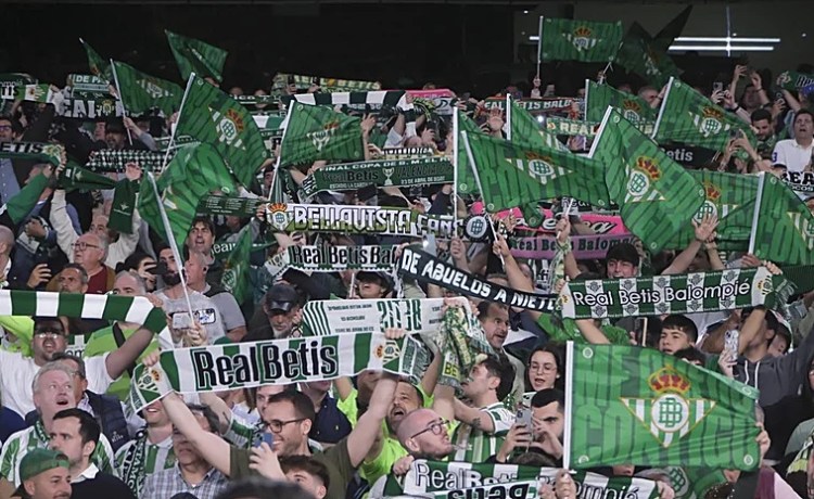 La fiesta del Betis tras ganar el derbi: decibelios a tope La fiesta del Betis tras ganar el derbi: decibelios a tope