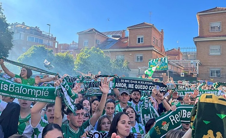 La afición del Betis le da su último aliento al equipo antes del derbi La afición del Betis le da su último aliento al equipo antes del derbi