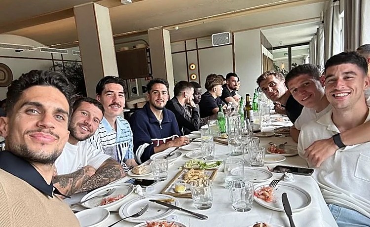 Invitación de Pellegrini a la plantilla del Betis tras ganar el derbi Invitación de Pellegrini a la plantilla del Betis tras ganar el derbi