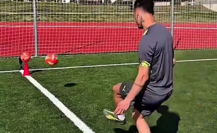 El reto de puntería entre Antony y Bartra que termina empatado El reto de puntería entre Antony y Bartra que termina empatado