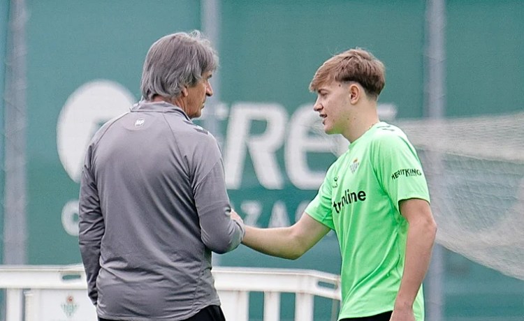 El Betis le ha recortado once puntos al Villarreal y diez al Atlético en mes y medio El Betis le ha recortado once puntos al Villarreal y diez al Atlético en mes y medio