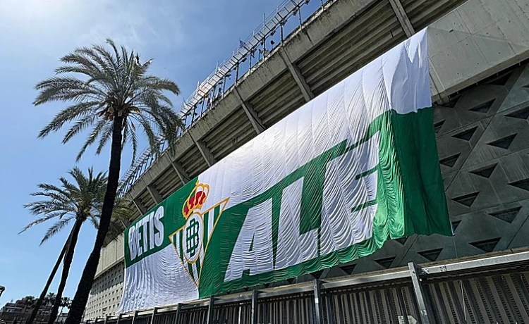 El Betis viste el Villamarín con el «Betis alé» El Betis viste el Villamarín con el «Betis alé»