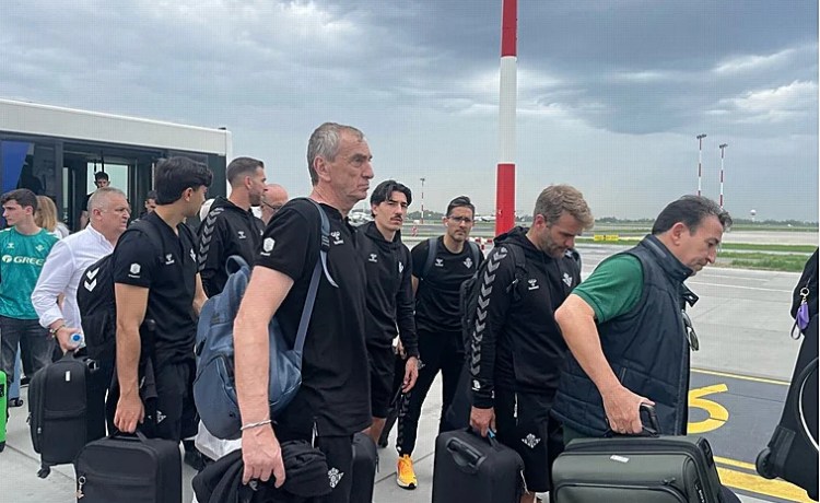 Gran ambiente y guasa con los globos de Altimira en el vuelo de regreso del Betis desde Polonia Gran ambiente y guasa con los globos de Altimira en el vuelo de regreso del Betis desde Polonia