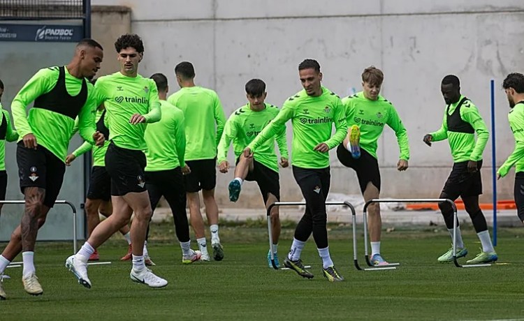 21 futbolistas forman la convocatoria del Betis para el partido ante el Girona 21 futbolistas forman la convocatoria del Betis para el partido ante el Girona