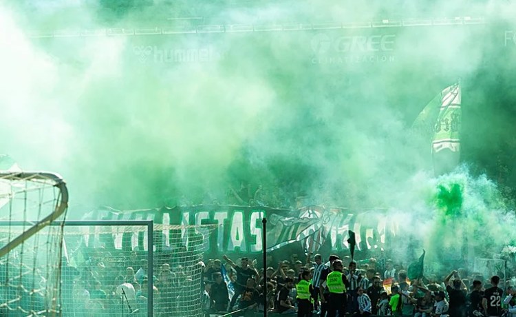 El Betis se enfrenta a una multa de 90.000 euros por las pancartas y botes de humo en el entrenamiento previo al derbi El Betis se enfrenta a una multa de 90.000 euros por las pancartas y botes de humo en el entrenamiento previo al derbi