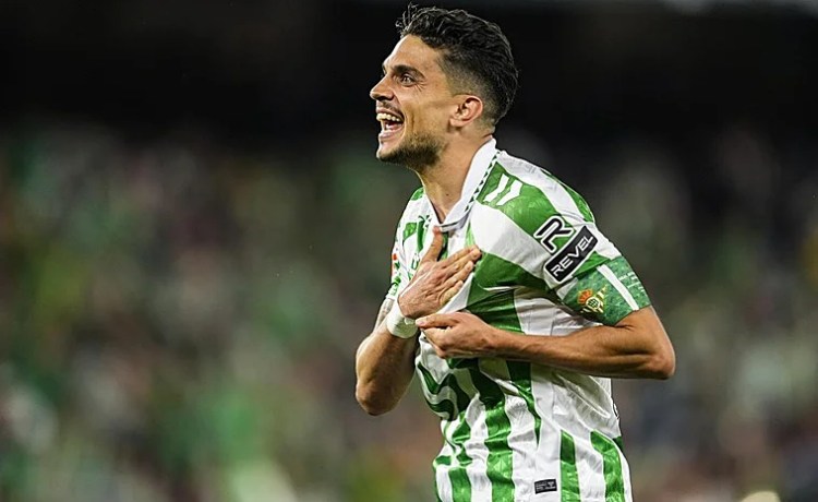 Bartra tras renovar con el Betis: «Soy un privilegiado por estar en el club que amo» Bartra tras renovar con el Betis: «Soy un privilegiado por estar en el club que amo»
