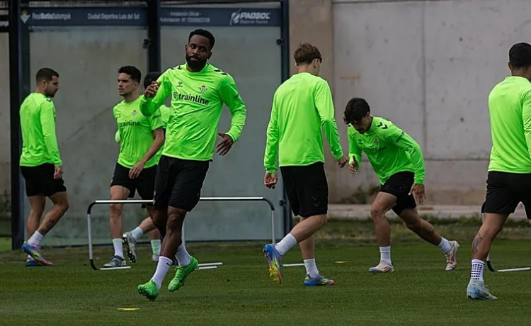 Bakambu se somete a pruebas por un golpe en la rodilla en el entrenamiento Bakambu se somete a pruebas por un golpe en la rodilla en el entrenamiento