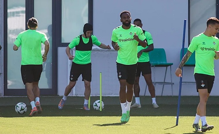 Bakambu vuelve con el grupo pensando en el Betis – Fiorentina Bakambu vuelve con el grupo pensando en el Betis – Fiorentina