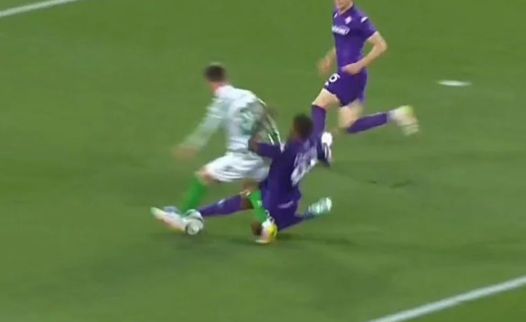 El penalti que Lo Celso reclamó y Oliver no pitó en el Betis – Fiorentina El penalti que Lo Celso reclamó y Oliver no pitó en el Betis – Fiorentina