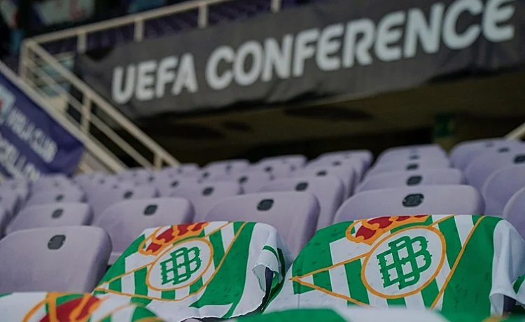 El Betis llena de banderas verdiblancas la zona visitante del Artemio Franchi El Betis llena de banderas verdiblancas la zona visitante del Artemio Franchi