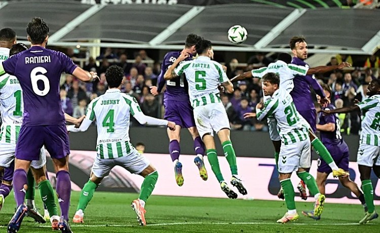 Pendientes en el Betis de las molestias de Bartra Pendientes en el Betis de las molestias de Bartra