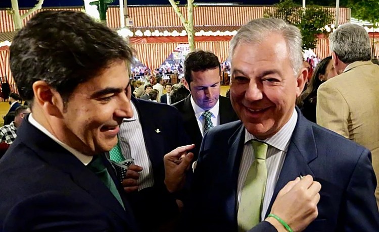 Sanz felicita al Betis en la Feria por su pase a la final de la Conference y Haro le impone un pin verdiblanco Sanz felicita al Betis en la Feria por su pase a la final de la Conference y Haro le impone un pin verdiblanco
