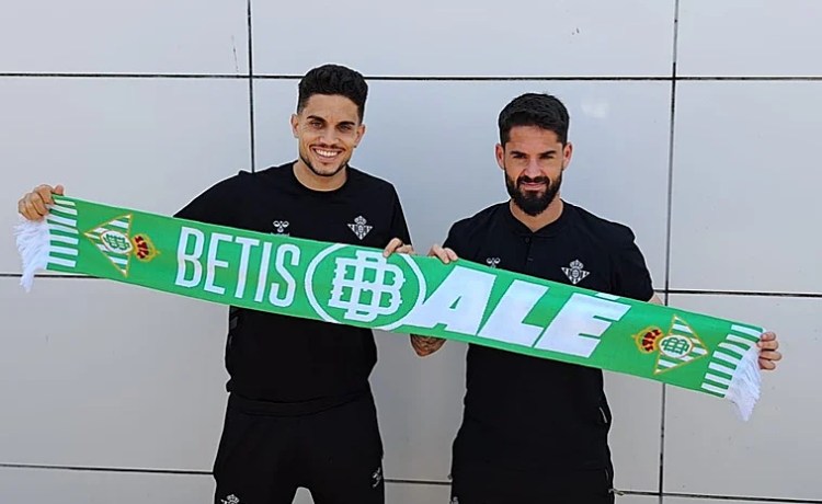 El Betis parte hacia Polonia con ganas de final y con felicitaciones a Isco El Betis parte hacia Polonia con ganas de final y con felicitaciones a Isco