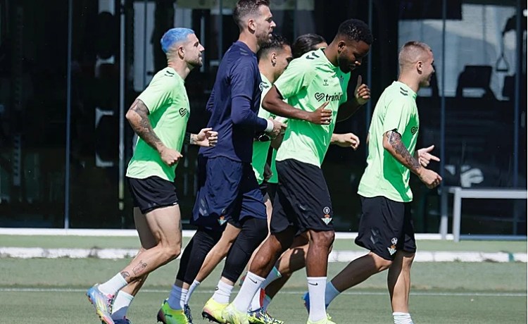 Marc Roca, la única ausencia en la lista de Pellegrini para la final de la Conference League en Breslavia Marc Roca, la única ausencia en la lista de Pellegrini para la final de la Conference League en Breslavia