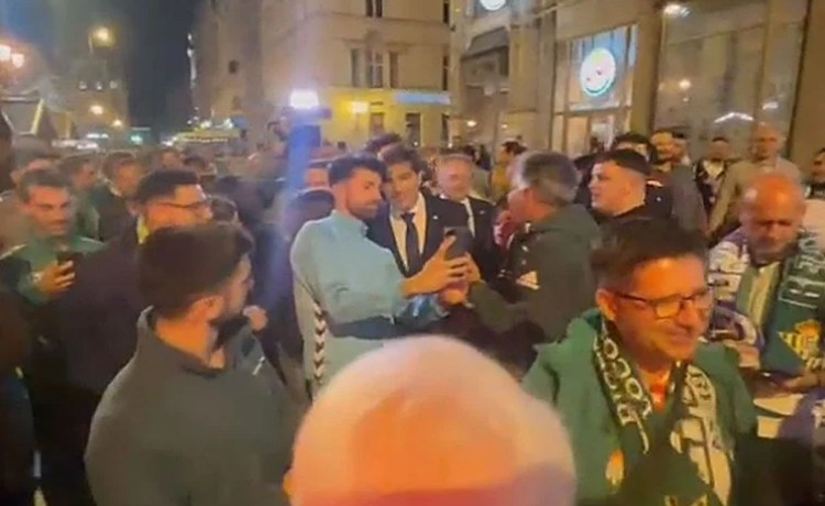 Los directivos del Betis, aclamados en el centro de Breslavia Los directivos del Betis, aclamados en el centro de Breslavia