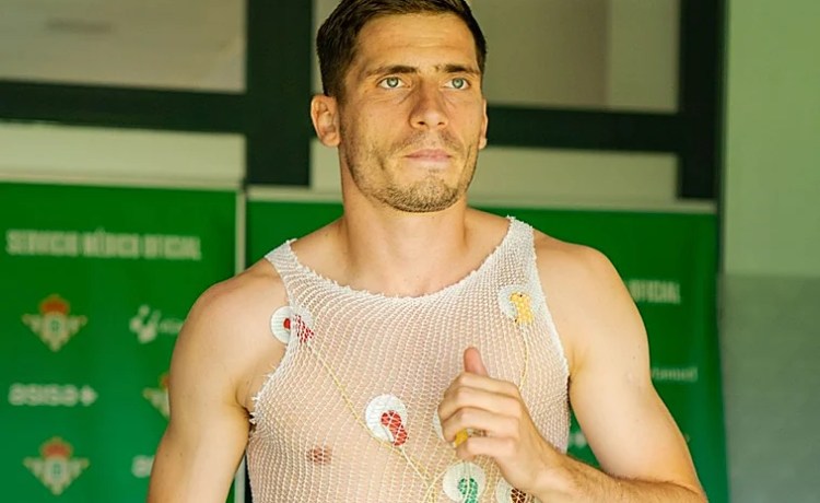 El Betis avanza en la salida de Perraud, por el que pide 3,5 millones El Betis avanza en la salida de Perraud, por el que pide 3,5 millones