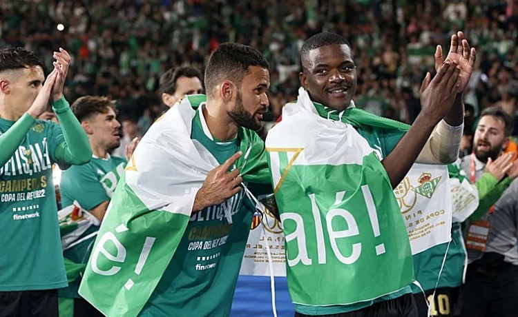 William Carvalho, en su adiós al Betis: «Me quedo con los magníficos momentos que tuvimos con la Copa del Rey» William Carvalho, en su adiós al Betis: «Me quedo con los magníficos momentos que tuvimos con la Copa del Rey»