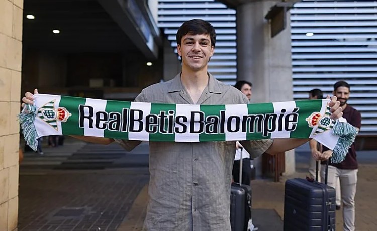 Gonzalo Petit ya está en Sevilla para firmar por el Betis Gonzalo Petit ya está en Sevilla para firmar por el Betis