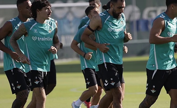 Vieites, Borja Iglesias y Mateo, fuera de la convocatoria del Betis para el amistoso en Córdoba Vieites, Borja Iglesias y Mateo, fuera de la convocatoria del Betis para el amistoso en Córdoba