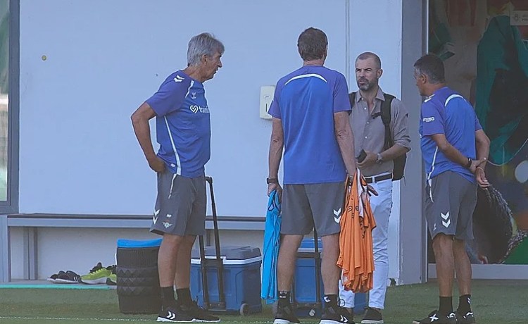 El Betis sigue su plan para reforzar el mediocentro sin esperar, por ahora, a Ceballos El Betis sigue su plan para reforzar el mediocentro sin esperar, por ahora, a Ceballos