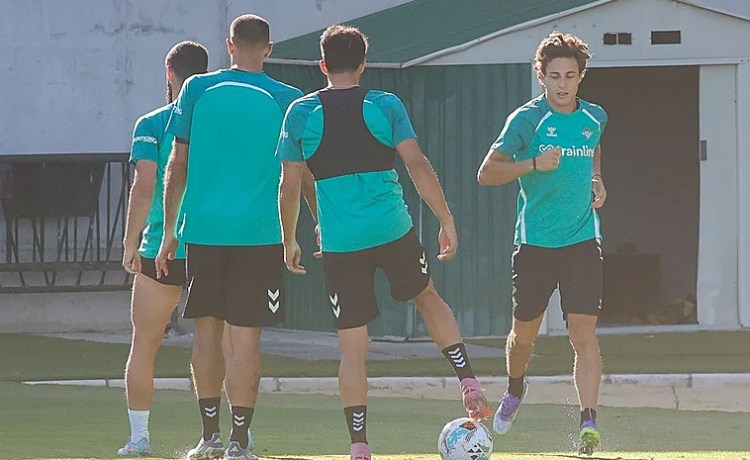 Valles y Riquelme debutan con el Betis Valles y Riquelme debutan con el Betis