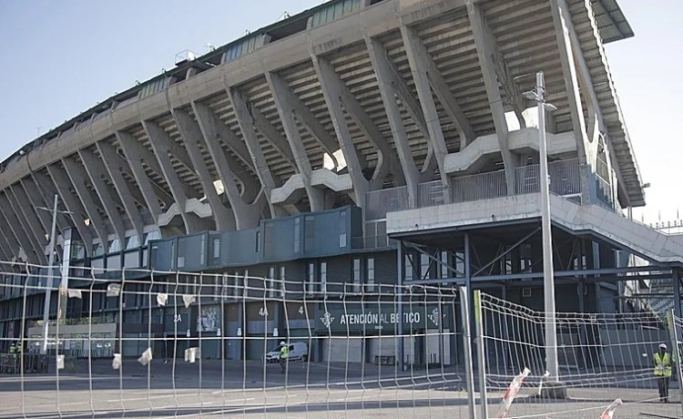 Trabajos previos a la demolición de la grada de Preferencia en la explanada del Villamarín Trabajos previos a la demolición de la grada de Preferencia en la explanada del Villamarín