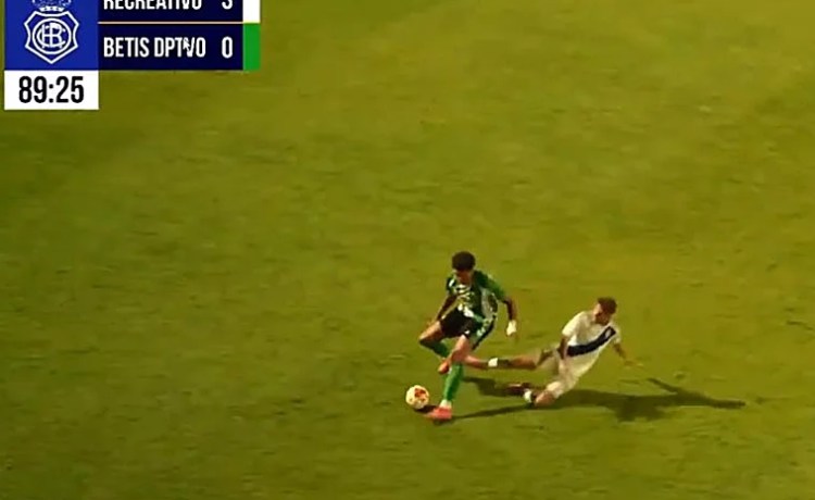 La escalofriante entrada de un jugador del Recre sobre Embalo, del Betis Deportivo, que obligó a finalizar el amistoso antes de tiempo La escalofriante entrada de un jugador del Recre sobre Embalo, del Betis Deportivo, que obligó a finalizar el amistoso antes de tiempo
