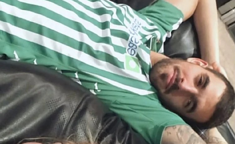 Nuevo guiño de Dani Ceballos: posa vistiendo una camiseta del Betis Nuevo guiño de Dani Ceballos: posa vistiendo una camiseta del Betis