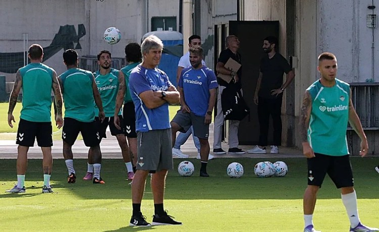 Deossa sigue al margen en un entrenamiento del Betis con Diego Llorente, Altimira y Losada Deossa sigue al margen en un entrenamiento del Betis con Diego Llorente, Altimira y Losada
