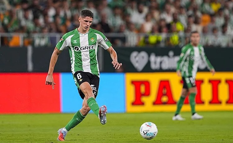 Altimira solicita espacio mientras el Betis busca un centrocampista Altimira solicita espacio mientras el Betis busca un centrocampista