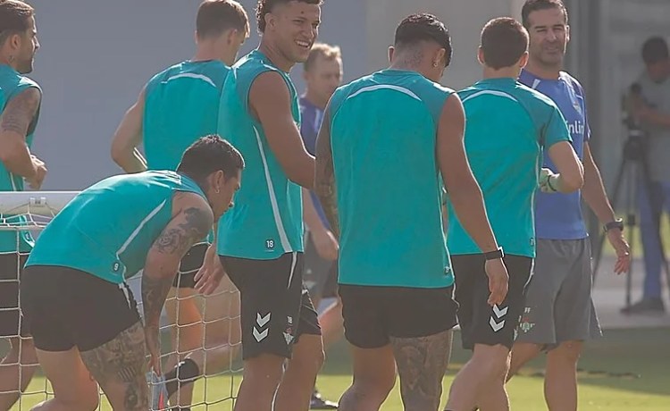 Deossa empieza a entrenarse con el grupo en una sesión con Ricardo Rodríguez Deossa empieza a entrenarse con el grupo en una sesión con Ricardo Rodríguez