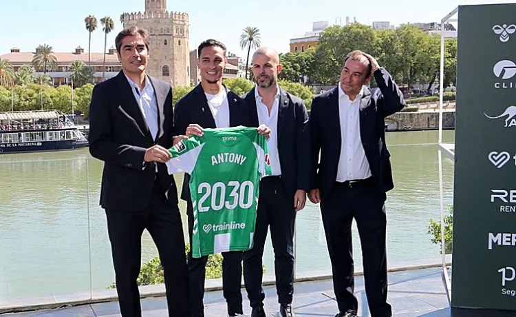 Antony: «Había otros clubes, pero el Betis siempre fue mi primera opción» Antony: «Había otros clubes, pero el Betis siempre fue mi primera opción»
