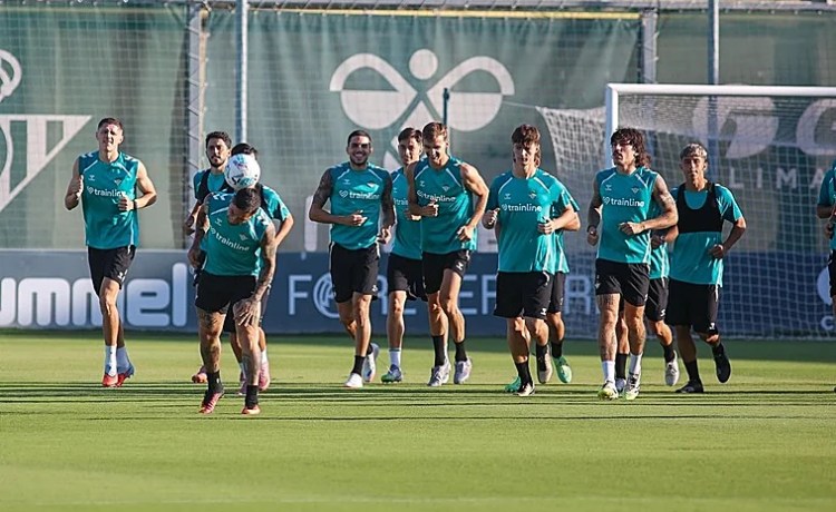 Último entrenamiento en el Betis antes del parón en LaLiga Último entrenamiento en el Betis antes del parón en LaLiga