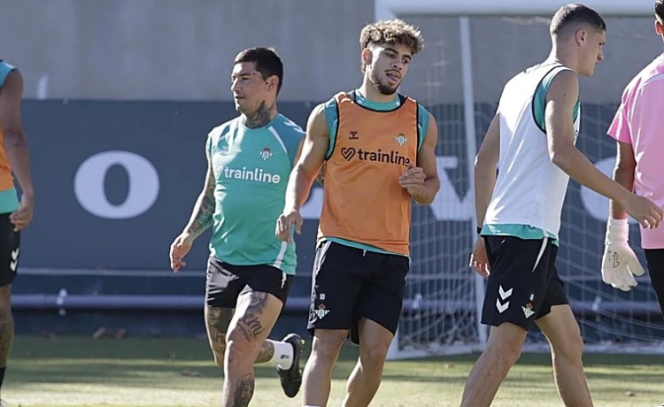 Abde vuelve parcialmente con el grupo del Betis en el entrenamiento Abde vuelve parcialmente con el grupo del Betis en el entrenamiento