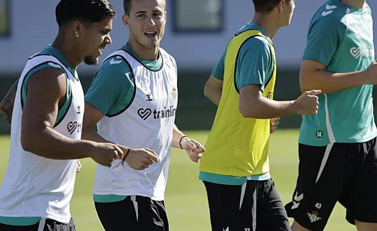 Riquelme llena de elogios a Isco, Antony y a… Junior Firpo: «Es la bomba» Riquelme llena de elogios a Isco, Antony y a… Junior Firpo: «Es la bomba»