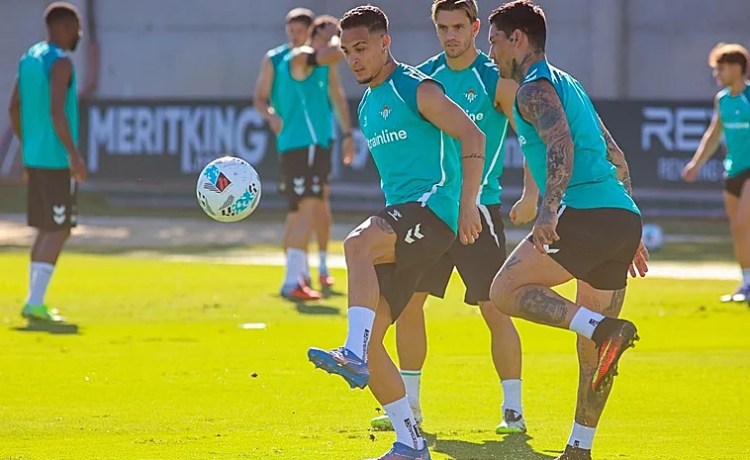 Pellegrini: «Antony ha estado trabajando de forma personal pero no sabemos hasta cuándo le aguantará el fuelle» Pellegrini: «Antony ha estado trabajando de forma personal pero no sabemos hasta cuándo le aguantará el fuelle»