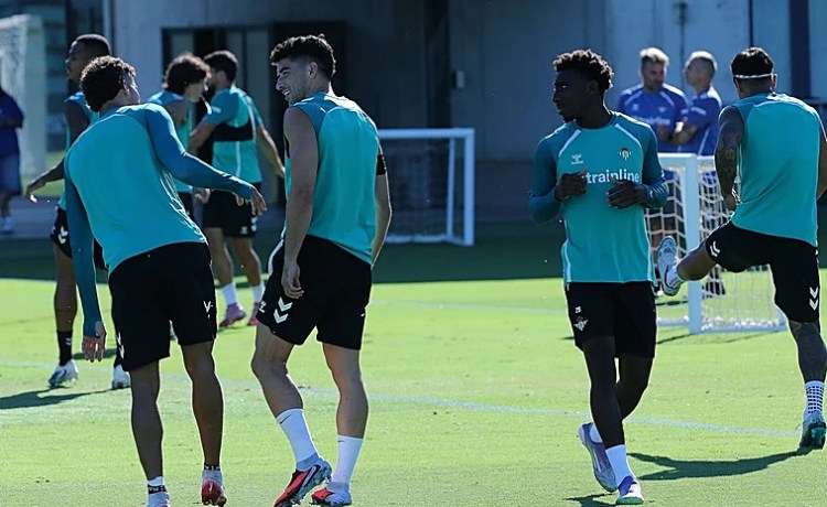 Convocatoria del Betis para visitar al Levante: el regreso de Antony y la ausencia de Bartra, grandes novedades Convocatoria del Betis para visitar al Levante: el regreso de Antony y la ausencia de Bartra, grandes novedades