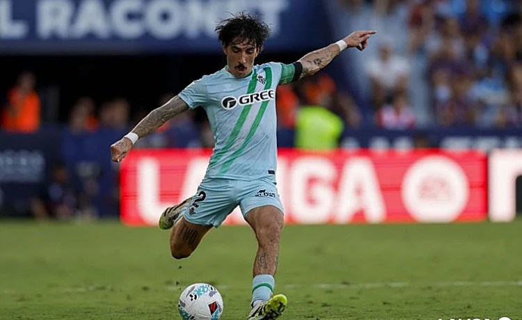 Bellerín se queja: «Jugar con 30 grados y un 80 por ciento de humedad a estas alturas de septiembre es inhumano» Bellerín se queja: «Jugar con 30 grados y un 80 por ciento de humedad a estas alturas de septiembre es inhumano»