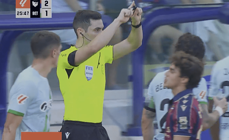 La justificación del VAR para anular el gol de Altimira en el Levante – Betis: «Si el defensor no se hubiera caído, podía haber interceptado ese balón» La justificación del VAR para anular el gol de Altimira en el Levante – Betis: «Si el defensor no se hubiera caído, podía haber interceptado ese balón»