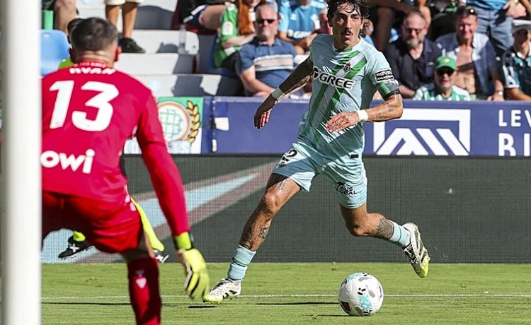 Bellerín: «Mis palabras reivindican la seguridad y el bienestar de todos los que formamos parte en un partido de fútbol» Bellerín: «Mis palabras reivindican la seguridad y el bienestar de todos los que formamos parte en un partido de fútbol»