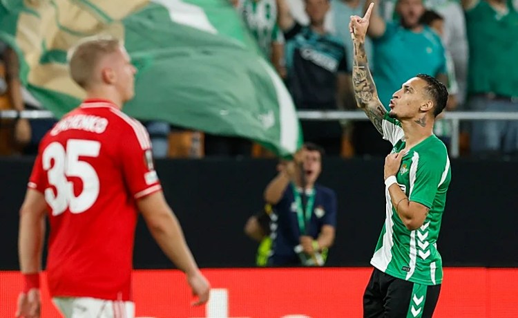 El beticismo celebra un gol de Antony 124 días después El beticismo celebra un gol de Antony 124 días después