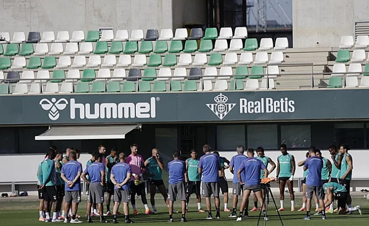 Bellerín, única novedad en la lista del Betis para recibir a Osasuna Bellerín, única novedad en la lista del Betis para recibir a Osasuna