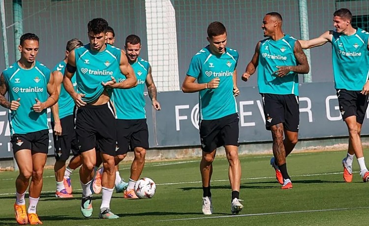 Amrabat, ausencia en el último entrenamiento antes de viajar a Barcelona Amrabat, ausencia en el último entrenamiento antes de viajar a Barcelona