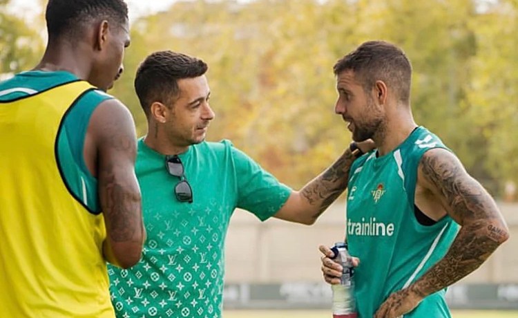 Sergio León visita el entrenamiento del Betis quince días antes del partido de Copa del Rey Sergio León visita el entrenamiento del Betis quince días antes del partido de Copa del Rey