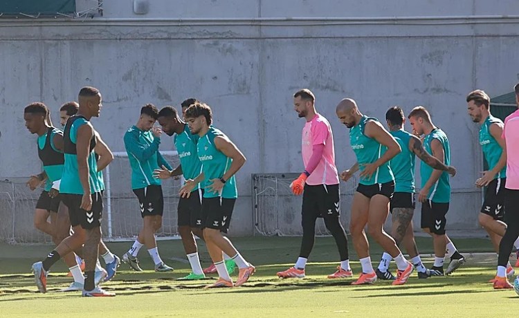 Lista de 24 del Betis para Villarreal con la ausencia de Bakambu Lista de 24 del Betis para Villarreal con la ausencia de Bakambu