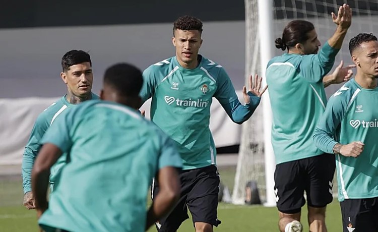 Todos disponibles para Pellegrini a excepción de Pau López, Isco y Junior Todos disponibles para Pellegrini a excepción de Pau López, Isco y Junior