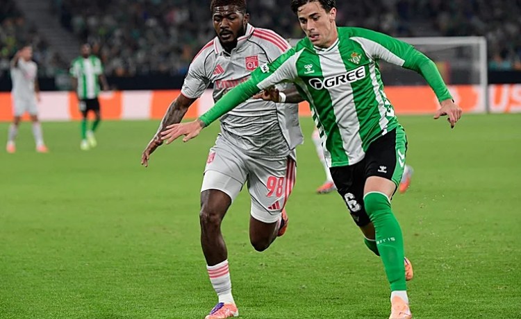 Valentín Gómez justifica la apuesta del Betis y Pellegrini ya tiene otro comodín: «Es muy sólido» Valentín Gómez justifica la apuesta del Betis y Pellegrini ya tiene otro comodín: «Es muy sólido»